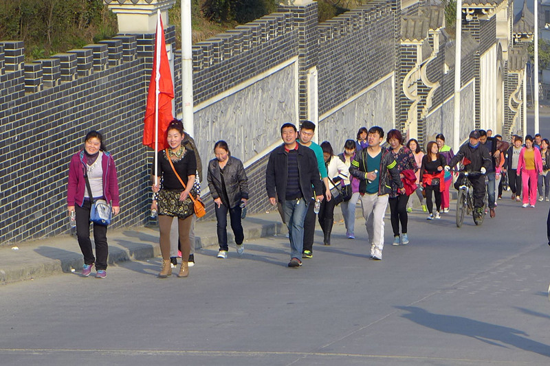 2015年3月8日寶業集團開展“香溪洞-吉河徒步踏青活動”慶祝三八節！
